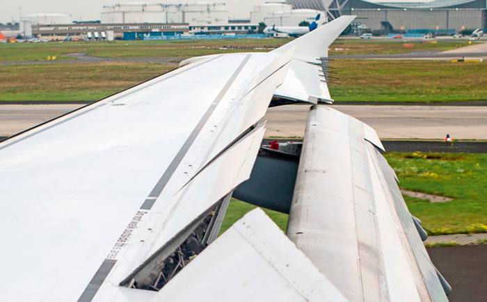 飛機(jī)襟翼對(duì)航空液壓油的性能要求較高.png